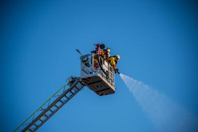 Leinfelden-Echterdingen: Wohnung im Dachstuhl brennt voellig aus - 2 Drehleitern im Einsatz